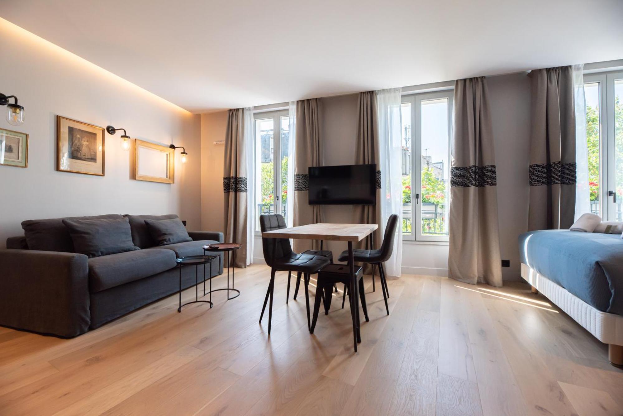 Deluxe One-Bedroom Apartment